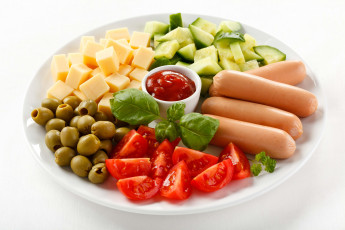 обоя еда, разное, листики, кетчуп, оливки, помидоры, огурцы, тарелка, кусочки, сыр, сосиски, томаты