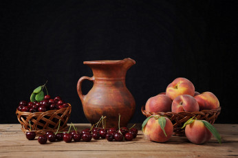 Картинка еда фрукты ягоды стол кувшин корзинки персики черешня
