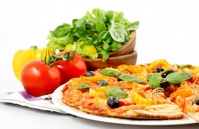 Обои картинки фото еда, пицца, белый, фон, овощи, помидоры, зелень, томаты