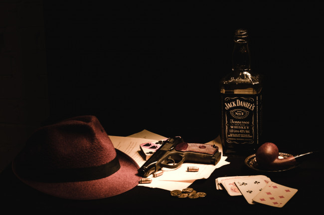 Обои картинки фото бренды, jack, daniel`s, пули, шляпа, карты, трубка, монеты, виски