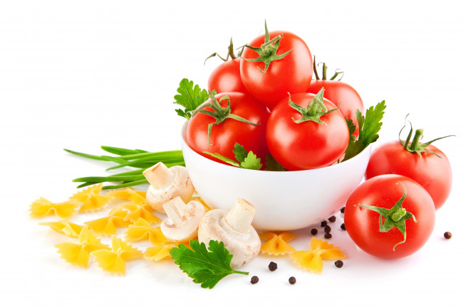 Обои картинки фото еда, разное, макароны, грибы, салатница, помидоры, белый, фон, душистый, перец, томаты