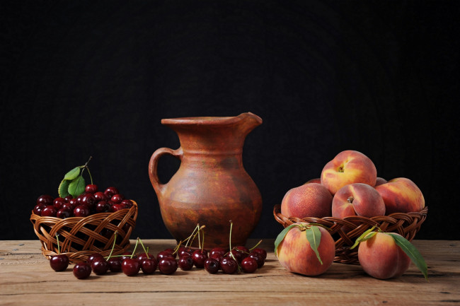 Обои картинки фото еда, фрукты, ягоды, стол, кувшин, корзинки, персики, черешня
