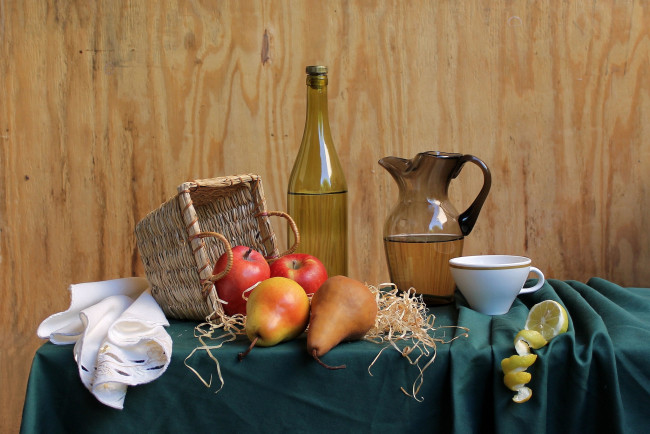 Обои картинки фото еда, натюрморт, бутыль, кувшин, груши, яблоки, лимон