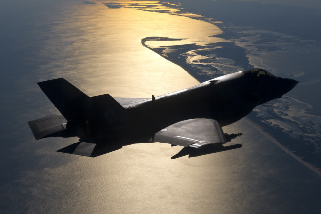 Обои картинки фото авиация, авиационный пейзаж, креатив, f-35b, силуэт, бомбардировщик, истребитель, lockheed, martin