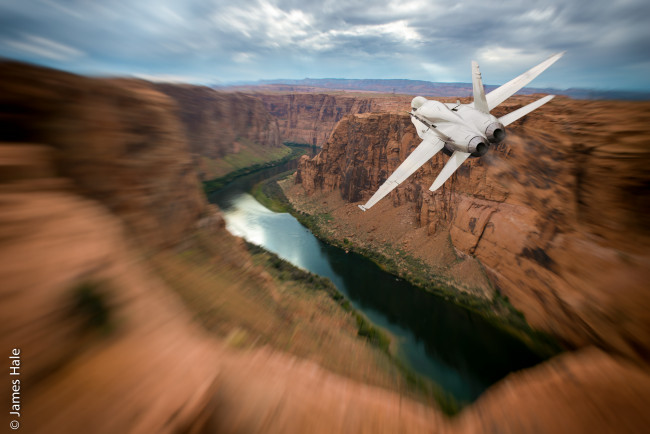 Обои картинки фото авиация, авиационный пейзаж, креатив, полёт, канъён, самолёт, горы, река
