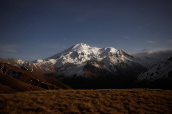 Картинка природа горы вид заснеженные вершины пейзаж