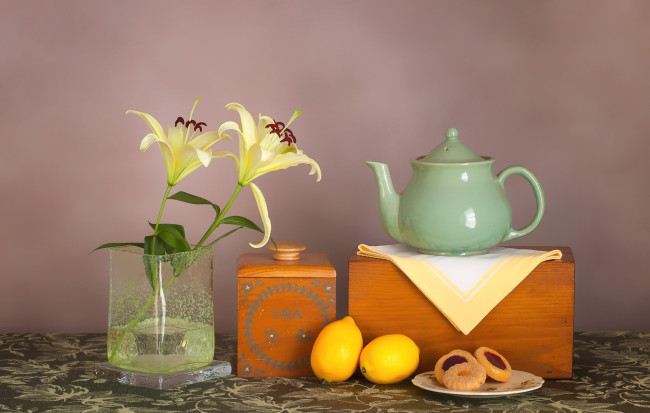 Обои картинки фото еда, натюрморт, чай, печенье, лилия, чайник, лимон