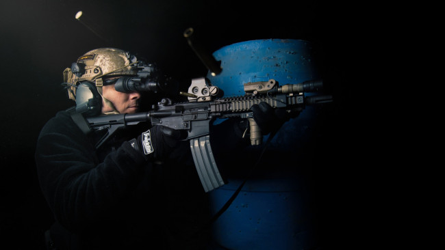 Обои картинки фото оружие, армия, спецназ, солдат, автомат, стрельба, гильзы, бинокль, ночного, видения