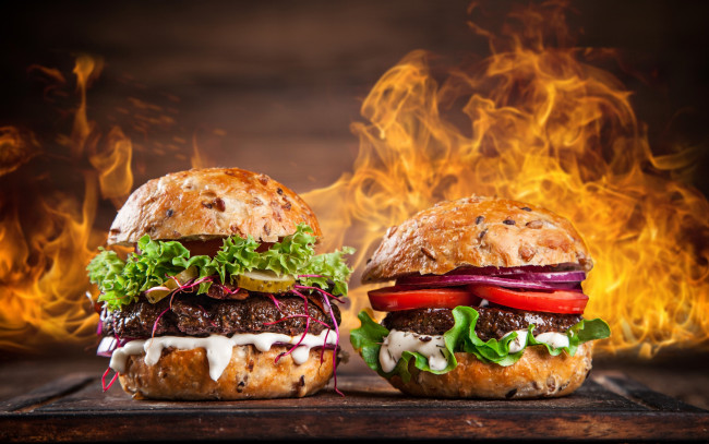 Обои картинки фото еда, бутерброды,  гамбургеры,  канапе, гамбургер, огонь, фастфуд, двое, овощи