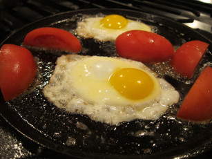 Картинка еда Яичные+блюда глазунья яичница помидоры томаты