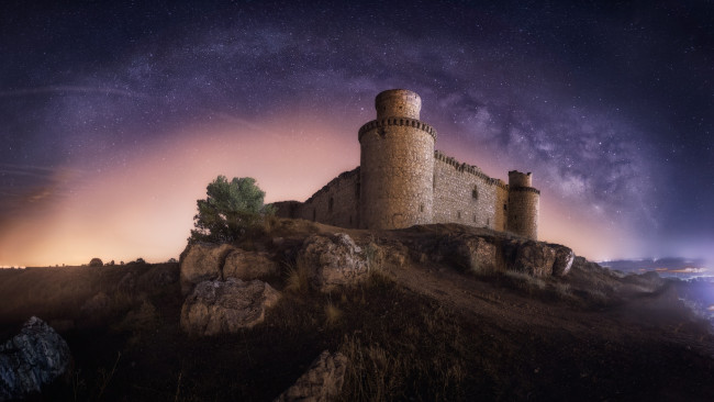 Обои картинки фото города, - дворцы,  замки,  крепости, небо, ночь, звезды, млечный, путь, замок