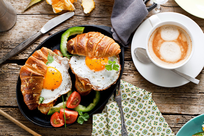 Обои картинки фото еда, Яичные блюда, круассан, перец, завтрак, глазунья, яичница, томаты, помидоры