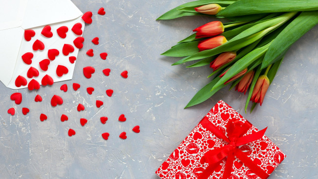 Обои картинки фото праздничные, день святого валентина,  сердечки,  любовь, тюльпаны, подарок, сердечки