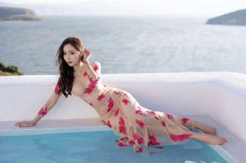 Картинка девушки -+азиатки бассейн азиатка поза длинное платье