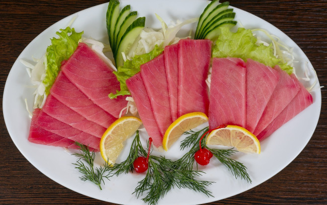 Обои картинки фото еда, рыба,  морепродукты,  суши,  роллы, лимон, укроп, огурец, тунец