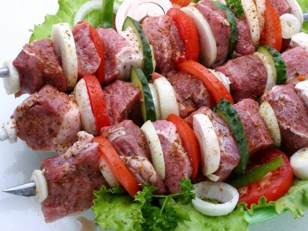 Обои картинки фото еда, шашлык, барбекю, мясо, помидоры, лук, огурец