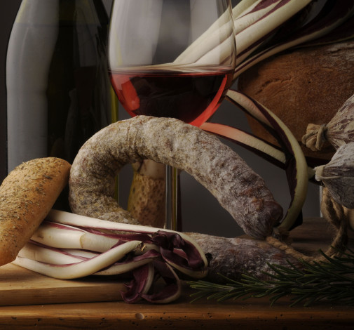 Обои картинки фото еда, натюрморт, колбаса, хлеб, бокал, вина