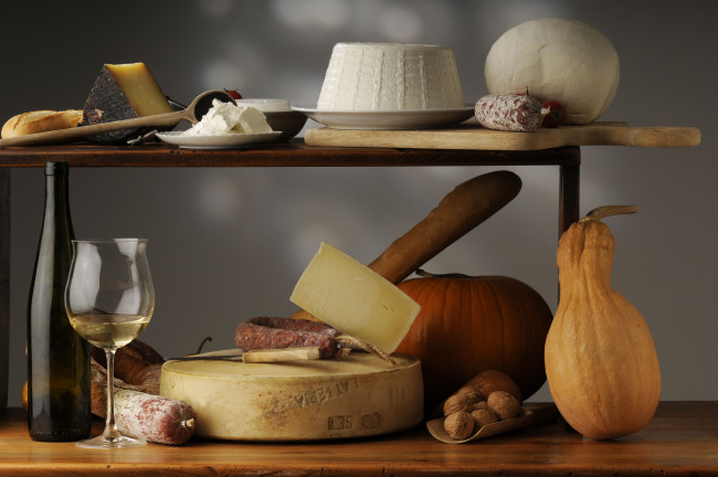 Обои картинки фото еда, натюрморт, сыр, колбаса, бокал, тыквы, вино, бутылка, орехи