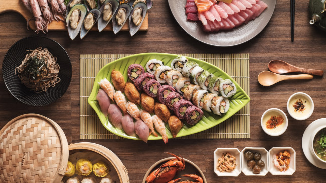 Обои картинки фото еда, рыба,  морепродукты,  суши,  роллы, ассорти, блюда, морепродукты, креветки, суши, роллы, кальмары