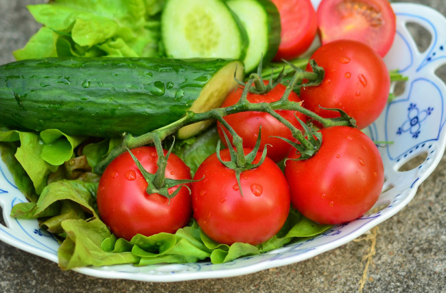 Обои картинки фото еда, овощи, помидоры, огурец, салат, томаты
