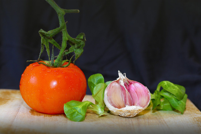Обои картинки фото еда, овощи, чеснок, помидор, томаты