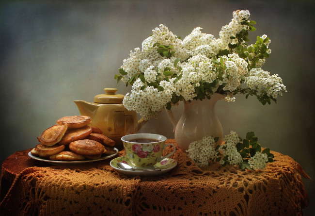 Обои картинки фото еда, натюрморт, цветы, спирея, оладьи, чай