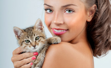 Картинка девушки -unsort+ лица +портреты котёнок шатенка улыбка кошка крупный план девушка прическа макияж фон