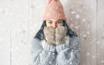 Картинка девушки -unsort+ брюнетки темноволосые брюнетка шапка варежки свитер снег