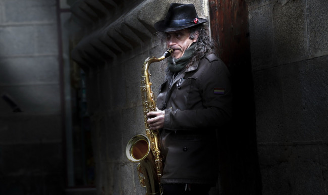 Обои картинки фото музыка, -другое, саксофон, мужчина, шляпа