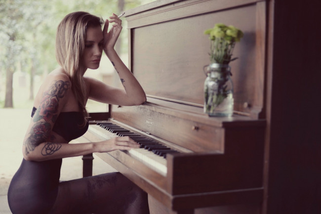 Обои картинки фото музыка, -другое, девушка, сигарета, цветы, тату, пианино