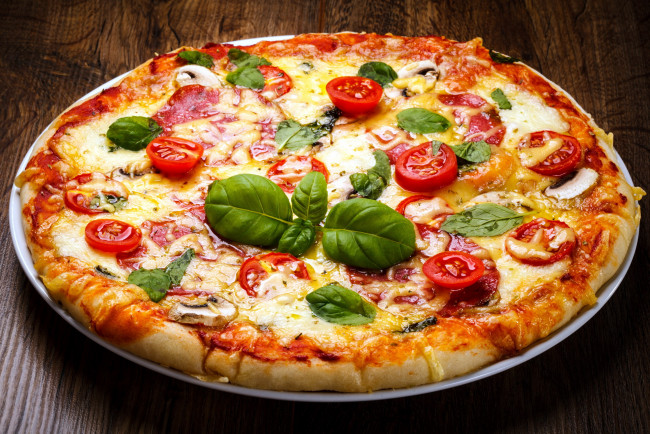 Обои картинки фото еда, пицца, помидоры, базилик, сыр, томаты
