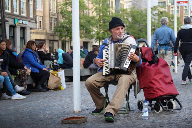 Обои картинки фото музыка, -другое, люди, улица, мужчина, взгляд, аккордеон