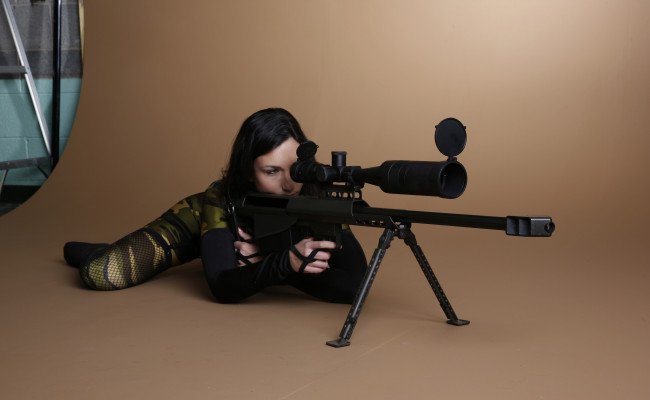 Обои картинки фото девушки, - девушки с оружием, девушка, фон, винтовка, униформа