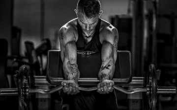Картинка спорт body+building бодибилдинг штанга бицепс упражнения фитнес тренажерный зал мужчина татуировки