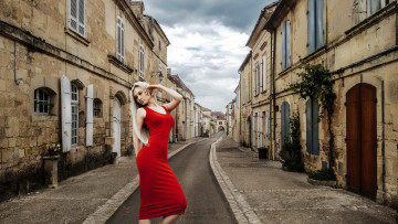 Картинка девушки -+блондинки +светловолосые блондинка улица дома красное платье