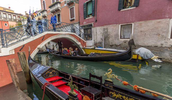 Обои картинки фото города, венеция , италия, канал, гондолы, мостик, туристы