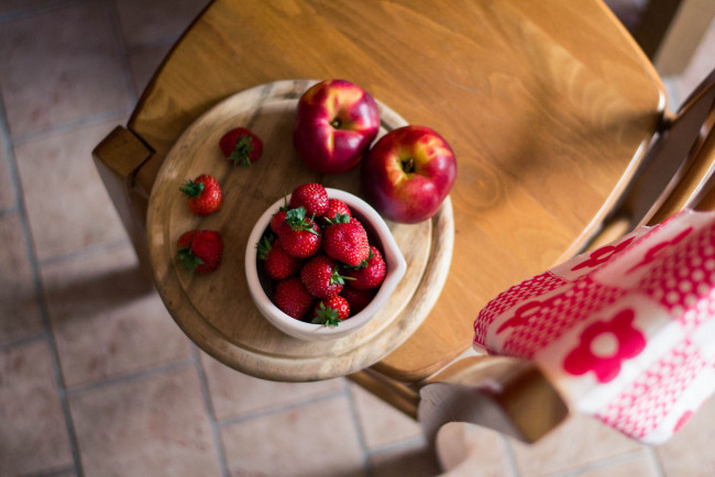 Обои картинки фото еда, фрукты, ягоды, полотенце, стул, яблоки, клубника