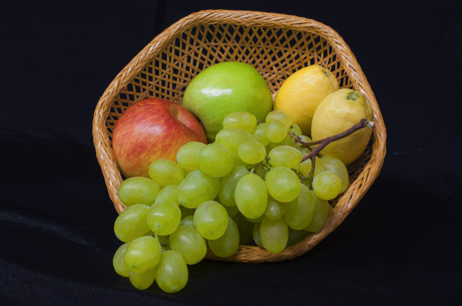 Обои картинки фото еда, фрукты,  ягоды, яблоки, лимоны, виноград