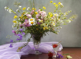 Картинка цветы букеты +композиции ромашки бокал клубника полевые букет лето