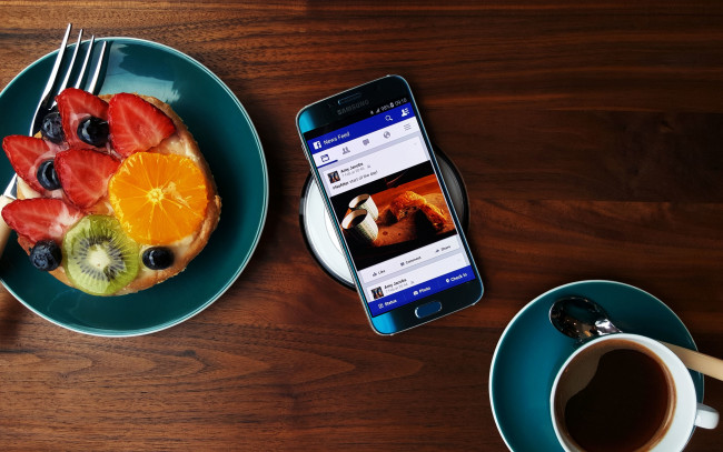 Обои картинки фото samsung galaxy s-6 android, бренды, samsung, чашка, самсунг, фрукты, ложка, кофе, блюдце, вилка, тарелка, еда, десерт, смартфон, телефон