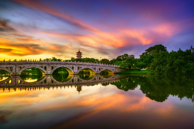 Обои картинки фото города, - мосты, chinese, garden, singapore, озеро, мост, отражение, закат, водоём, китайский, сад, сингапур