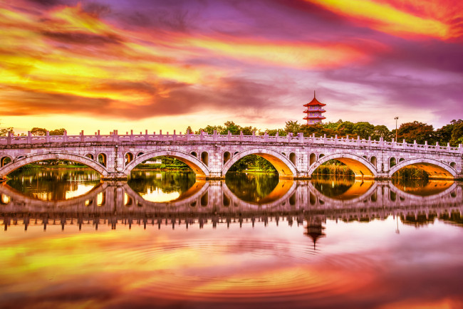 Обои картинки фото города, - мосты, мост, озеро, водоём, отражение, singapore, chinese, garden, закат, китайский, сад, сингапур