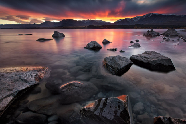 Обои картинки фото природа, побережье, горы, озеро, камни, закат