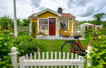 Картинка города -+здания +дома калитка велосипед цветы стол стулья дом