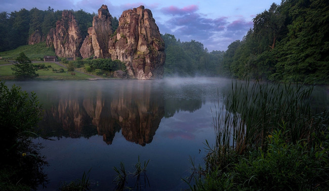 Обои картинки фото природа, реки, озера, туман, камыши, река, скалы