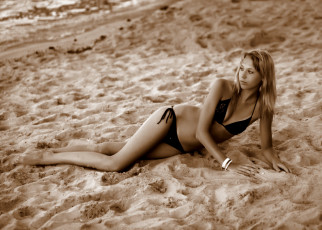 Картинка девушки -unsort+ Черно-белые+обои купальник блондинка браслет песок