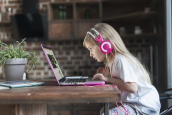 Картинка разное дети девочка наушники компьютер
