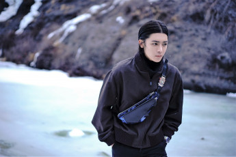 Картинка мужчины hou+ming+hao актер куртка барсетка снег скалы