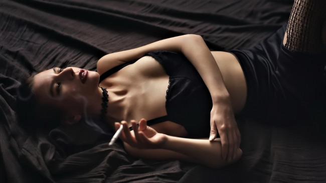 Обои картинки фото девушки, - брюнетки,  шатенки, брюнетка, белье, юбка, сигарета, постель