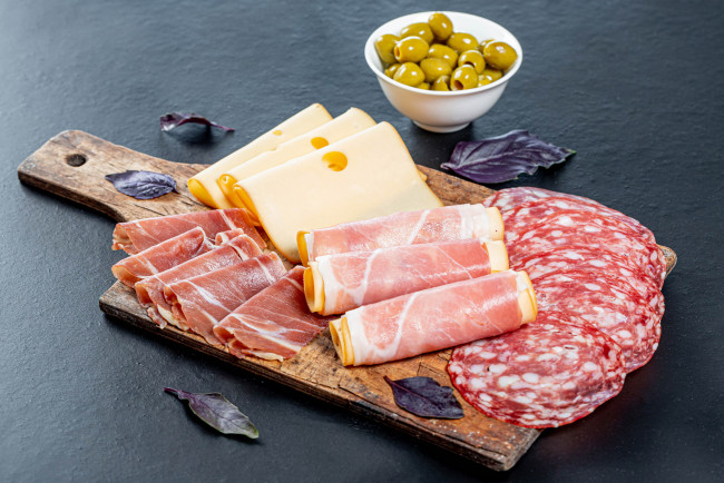 Обои картинки фото еда, колбасные изделия, оливки, сыр, базилик, колбаса, ветчина, нарезка